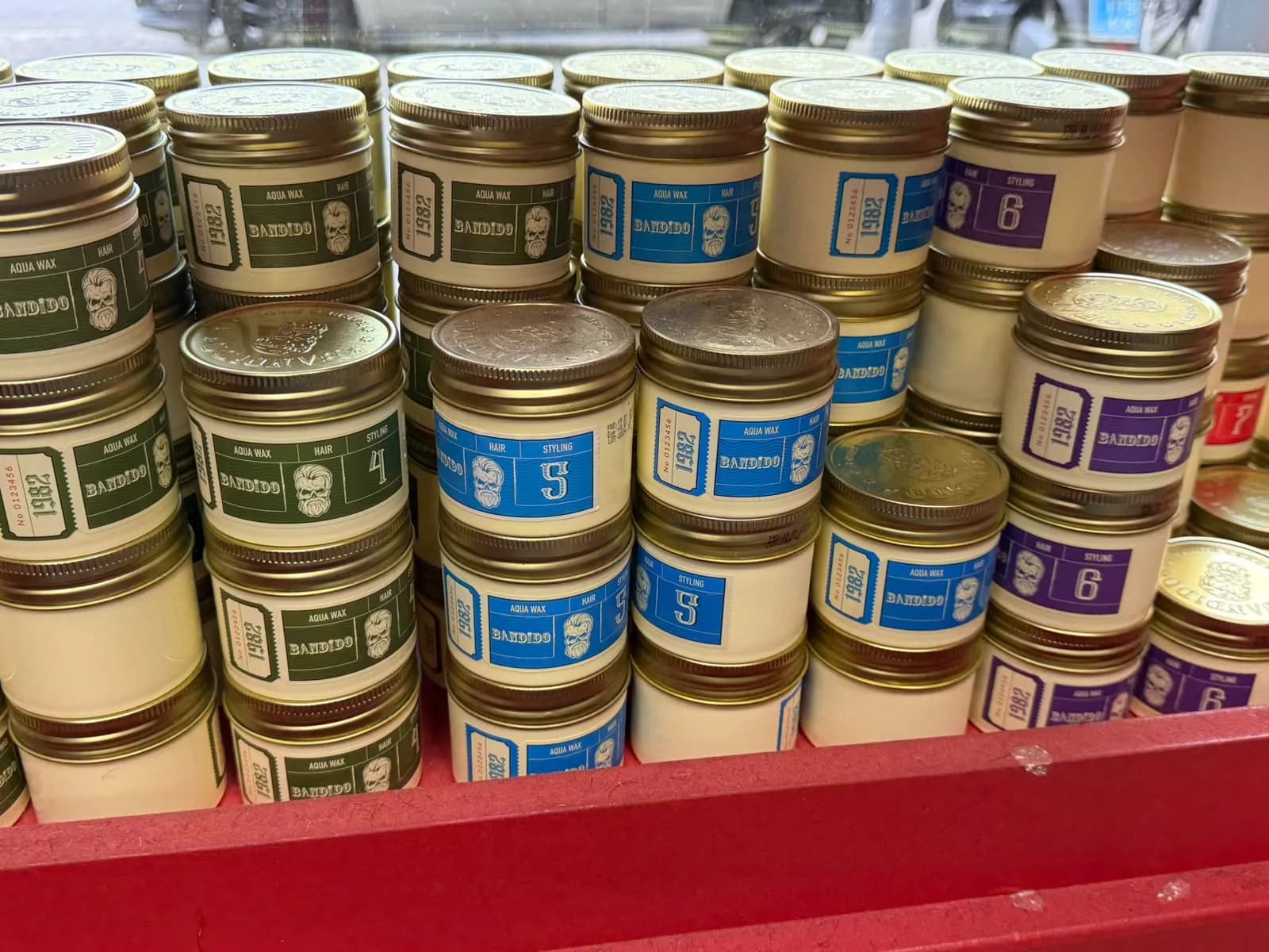 Het assortiment haarpomades in de salon bij Amro Style
