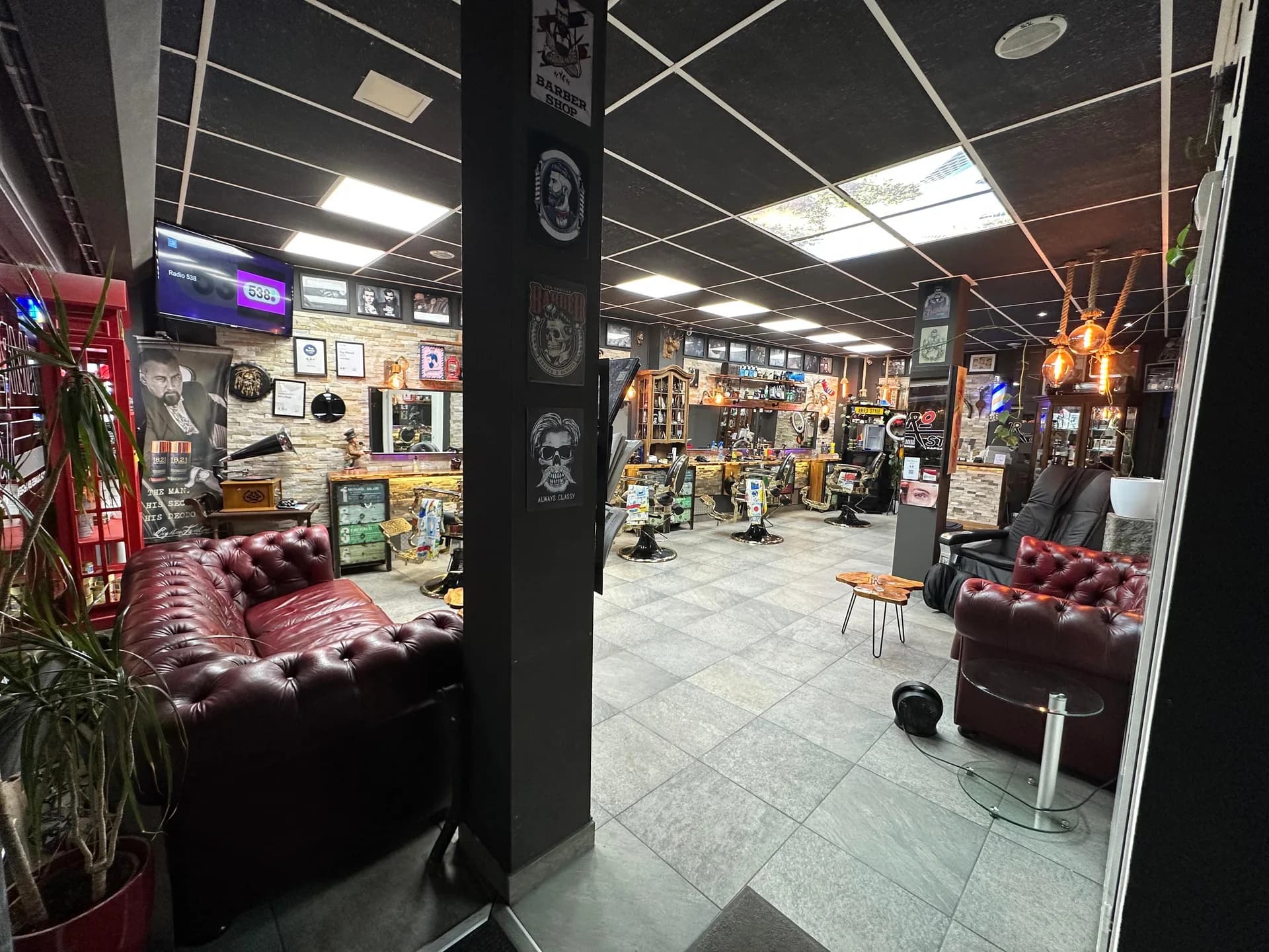 Het interieur van Amro Style aan de Peppelweg 76A in Rotterdam