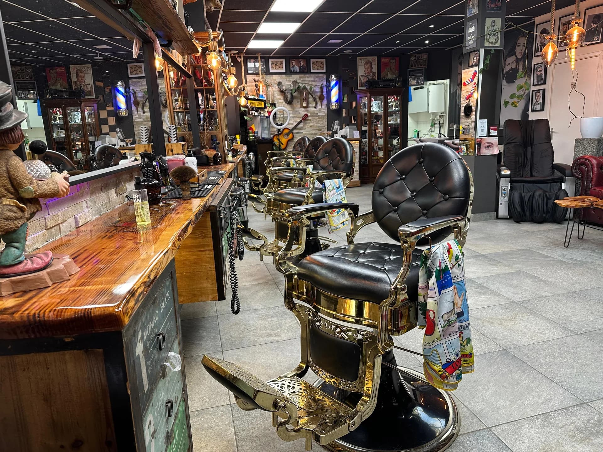 The black barber chair with gold details at Amro Style in Rotterdam