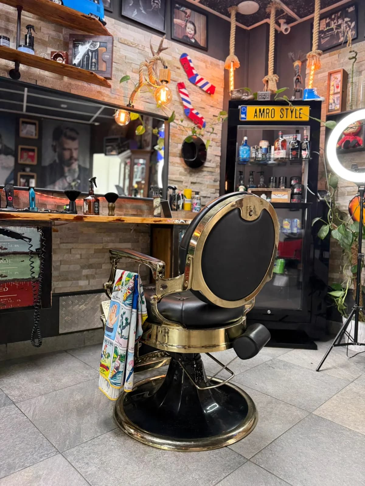 De zwarte barberstoel voor de spiegel bij Amro Style