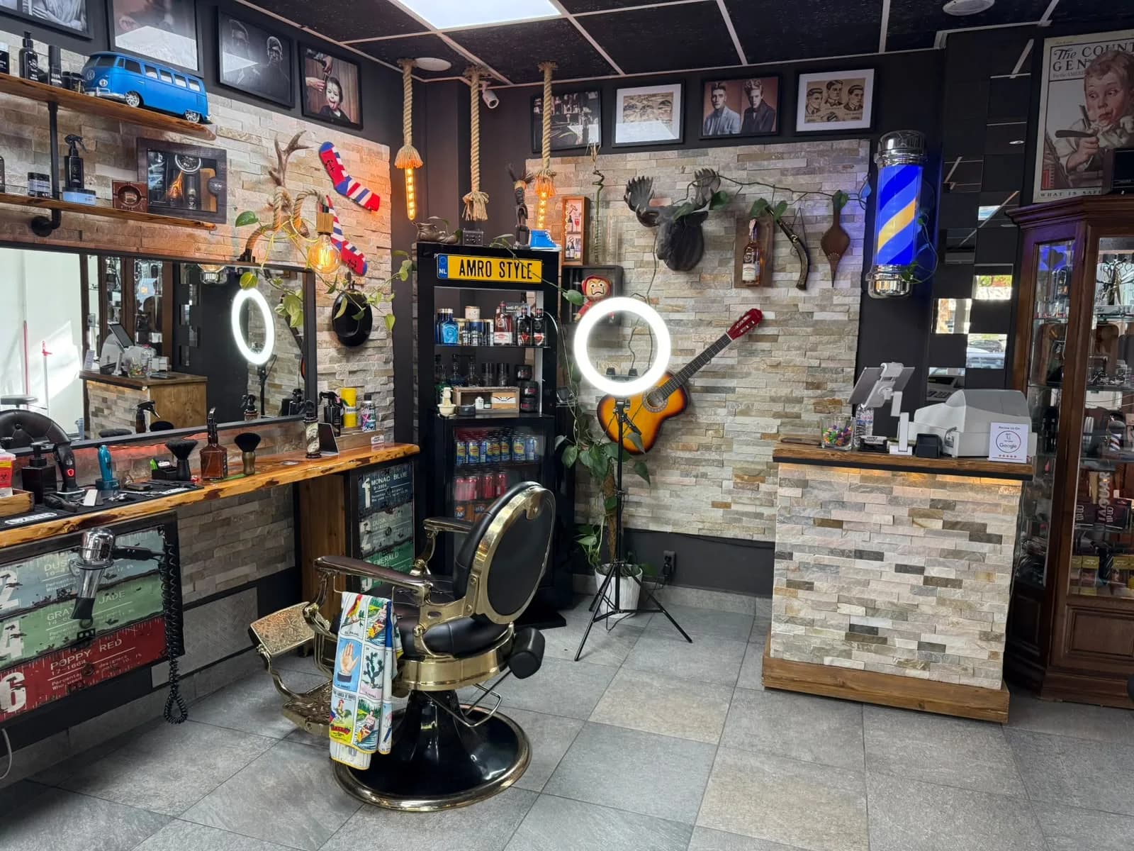 De barberstoelen, spiegels en wanddecoratie in de salon aan de Peppelweg