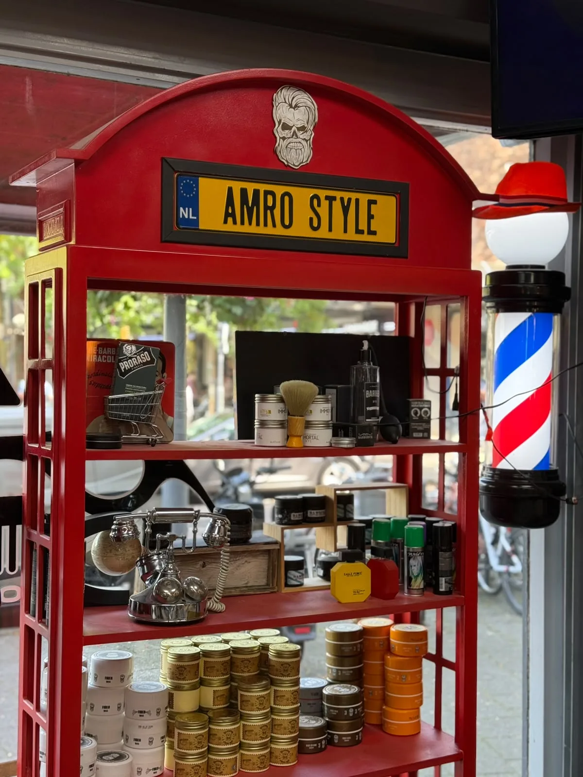 De rode Amro Style-vitrinekast met scheer- en haarproducten